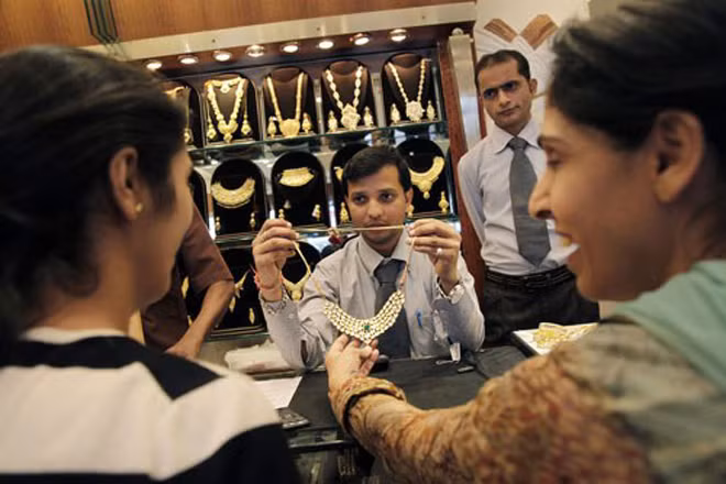 Giá vàng nhanh chóng bứt lên sau khi Fed tuyên bố giữ nguyên lãi suất. Ảnh:Bloomberg.