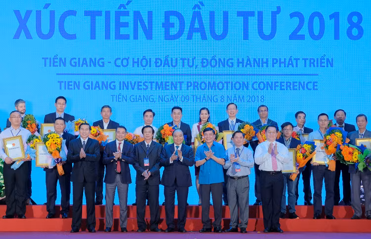 Thủ tướng chứng kiến lễ trao giấy chứng nhận đầu tư cho 18 dự án vào tỉnh Tiền Giang. Ảnh: Quang Hiếu