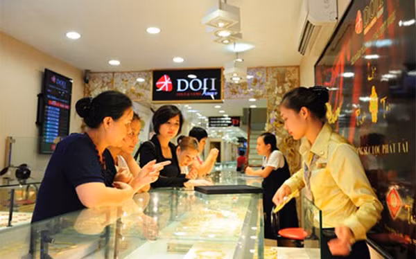 Giá vàng trong nước không biến động mạnh khiến nhiều nhà đầu tư ngại ngần tham gia.