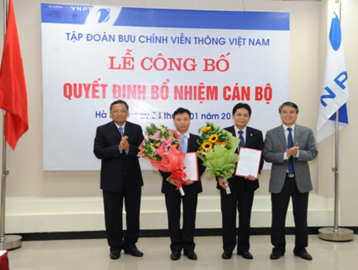 Ông Đặng Anh Sơn (đứng thứ hai từ phải sang) nhận quyết định bổ nhiệm vào vị trí phụ trách chức vụ Giám đốc VNPT Hà Nội. (Ảnh VNPT Hà Nội cung cấp)