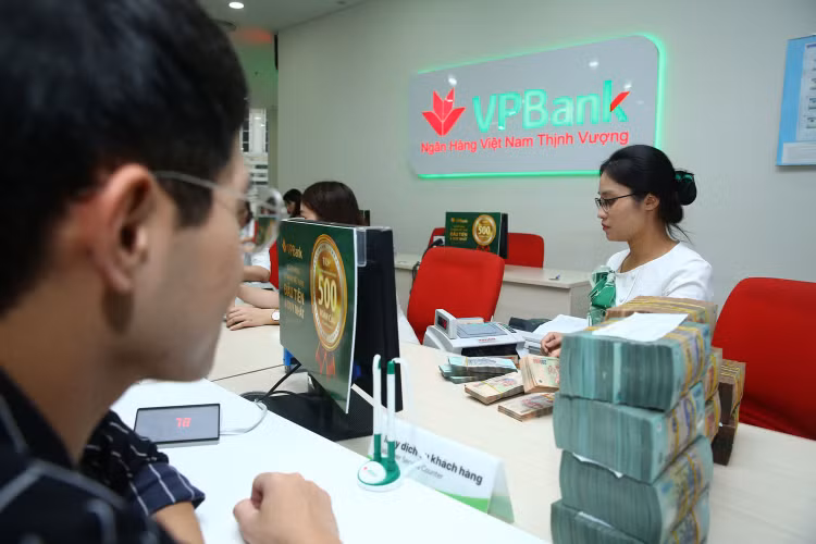 Một số ngân hàng đã giảm lãi suất cho vay ngắn hạn đối với khách hàng thuộc các lĩnh vực ưu tiên. Ảnh: Lê Tiên