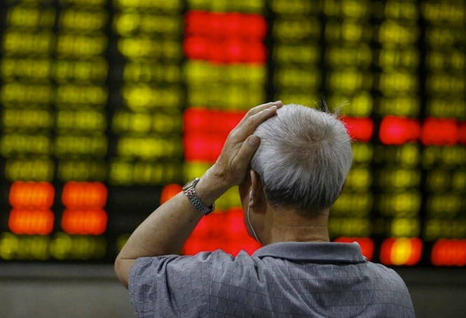 Nhiều nhà đầu tư cá nhân tại Trung Quốc đang mất lòng tin trầm trọng vào thị trường chứng khoán nước này sau đợt bán tháo tại sàn Thượng Hải hôm 4.1 - Ảnh: Reuters