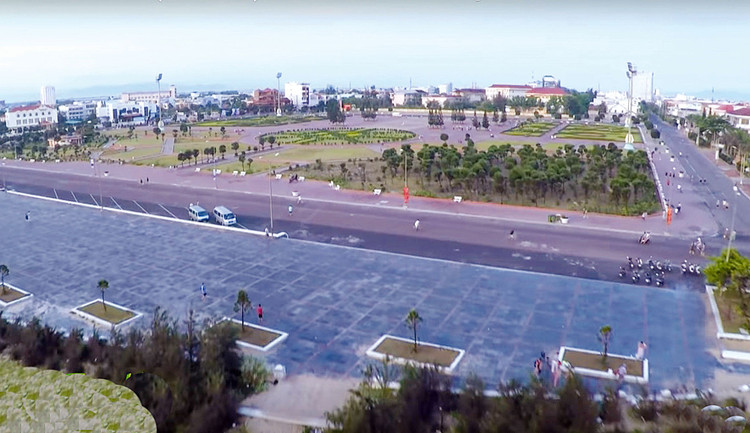 Bên mời thầu đã ký hợp đồng với 2 liên danh trúng 2 gói thầu EC tại TP. Tuy Hòa, tỉnh Phú Yên để sớm thi công công trình. Ảnh: Trấn Vũ