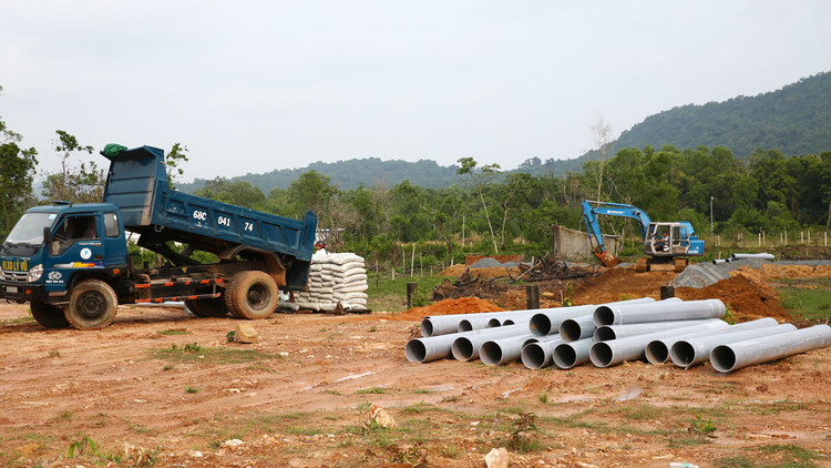 Trường hợp chọn nhầm nhà thầu kém chất lượng thì dễ phát sinh nhiều hệ lụy về sau như: tiến độ và chất lượng công trình không đảm bảo, chủ đầu tư lại phải “gánh” những kết quả không mong đợi này... Ảnh: Lê Tiên