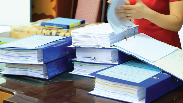 Nhà thầu phản đối việc HSMT yêu cầu toàn bộ nhân sự cần có xác nhận của chủ đầu tư là đã từng tham gia các gói thầu. Ảnh: Nhã Chi