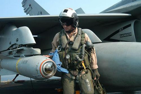 Vũ khí dẫn đường bằng quang học hoặc laser là mục tiêu của tổ hợp này. Ảnh:Popular Mechanic.