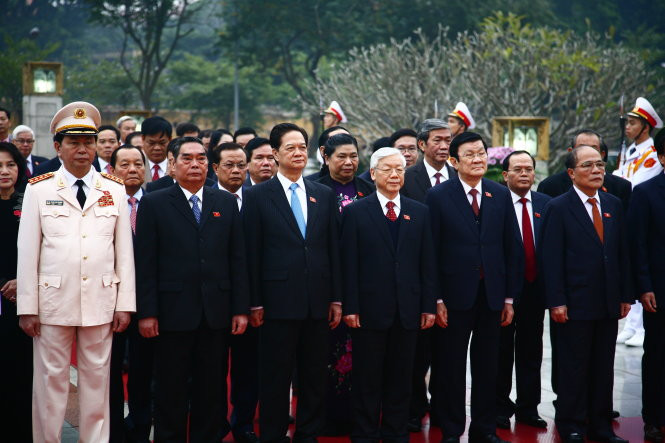 Các vị lãnh đạo Đảng và Nhà nước vào lăng viếng Bác và dâng hoa đài liệt sĩ trước khi vào họp phiên trù bị Đại hội Đảng lần thứ XII - Ảnh: Viễn Sự