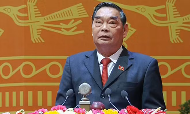 Ông Lê Hồng Anh thay mặt Trung ương đọc báo cáo kiểm điểm sáng 21/1. Ảnh: Q.D