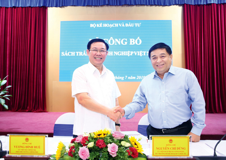 Phó Thủ tướng Vương Đình Huệ và Bộ trưởng Bộ Kế hoạch và Đầu tư Nguyễn Chí Dũng chủ trì lễ công bố Sách trắng DN Việt Nam 2019. Ảnh: Lê Tiên