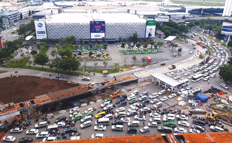 Công ty TNHH MTV 319.3 bị đình chỉ thi công 2 tháng do để xảy ra vi phạm tại công trình cầu vượt thép nút giao Nguyễn Thái Sơn - Nguyễn Kiệm (TP.HCM). Ảnh: Lê Quân