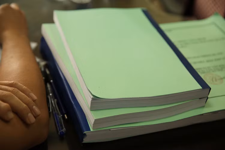 Hơn 1 tuần trôi qua kể từ khi phát hành, nhà thầu phản ánh vẫn chưa thể mua được HSMT. Ảnh: Nhã Chi