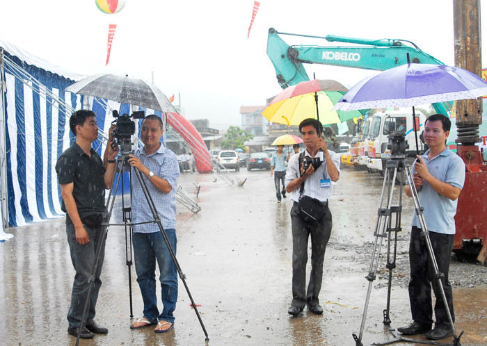Dọc đường tác nghiệp của mỗi phóng viên luôn song hành với nhiều câu chuyện thú vị nhưng cũng tiềm ẩn không ít rủi ro, mạo hiểm. Ảnh: Tiên Giang