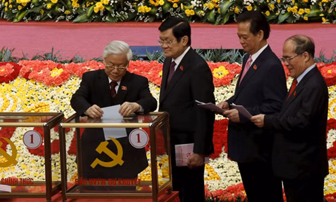 Tổng bí thư Nguyễn Phú Trọng, Chủ tịch nước Trương Tấn Sang, Thủ tướng Nguyễn Tấn Dũng và Chủ tịch Quốc hội Nguyễn Sinh Hùng bỏ phiếu bầu Ban Chấp hành Trung ương khoá XII sáng 26/1. Ảnh: Reuters.