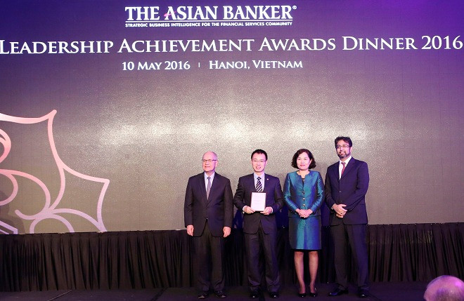 Đại diện BIDV nhận giải thưởng “Sản phẩm cho vay nhà ở tốt nhất Việt Nam 2016”