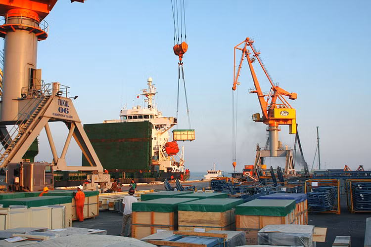 Chính sách thuế xuất, nhập khẩu mới sẽ góp phần nâng cao năng lực cạnh tranh, cải thiện môi trường đầu tư. Ảnh: Lê Tiên