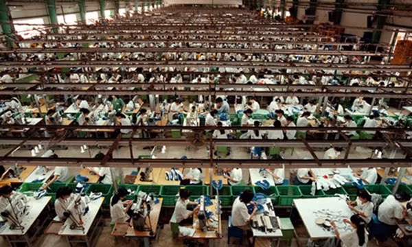 Công nhân làm việc trong một nhà máy dệt ở Việt Nam. Ảnh: Reuters