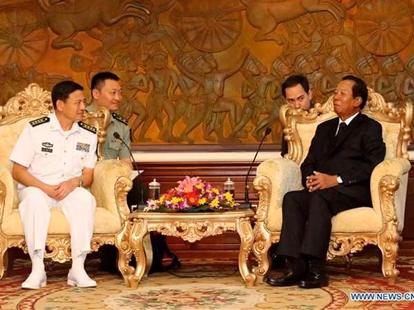 Phó Thủ tướng, Bộ trưởng Quốc phòng Campuchia Tea Banh (phải) tiếp Đại tá Wang Hongli của hải quân Trung Quốc. Ảnh: Xinhua.