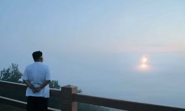 Lãnh đạo Triều Tiên Kim Jong-un thị sát một cuộc tập trận phóng tên lửa. Ảnh:KCNA