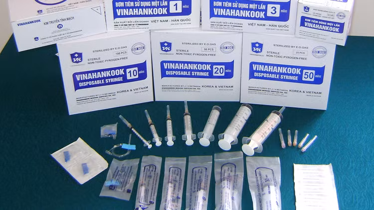 Cùng một loại vật tư y tế nhưng giá trúng thầu tại các cơ sở y tế và địa phương khác nhau có sự chênh lệch rất lớn, thậm chí có nơi giá chênh gấp đôi, gấp ba lần. Ảnh: Hoài Nhân