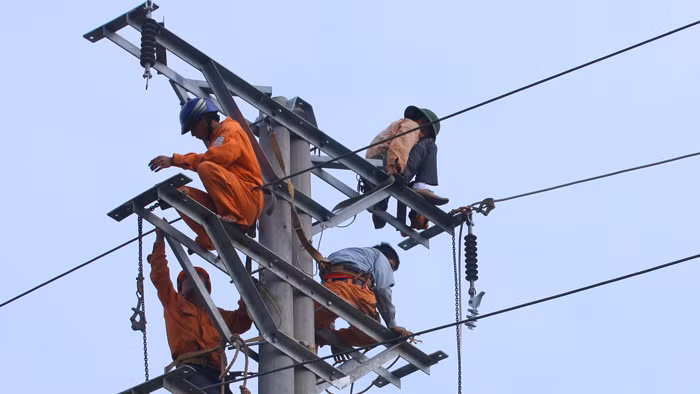 Gói thầu số 06: Xây lắp công trình cấp điện xã Ba Giang, huyện Ba Tơ thuộc Dự án Cấp điện nông thôn tỉnh Quảng Ngãi giai đoạn 2013 – 2020. Ảnh: Lê Tiên