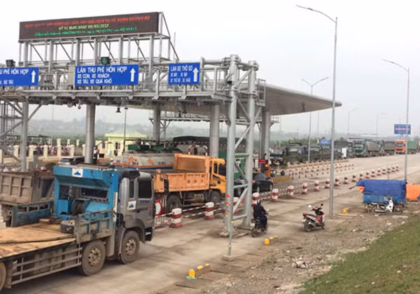 Phương tiện của người dân chặntrạm thu phí gây ách tắc giao thôngngày 13/3. Ảnh:Anh Duy