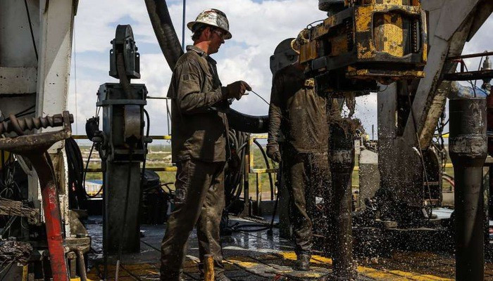 Những người công nhân làm việc trên một mỏ dầu ở Mỹ.