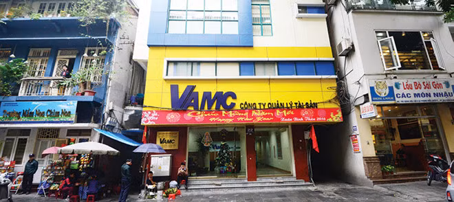 Thúc xử lý nợ xấu: Việc không chỉ là của ngân hàng