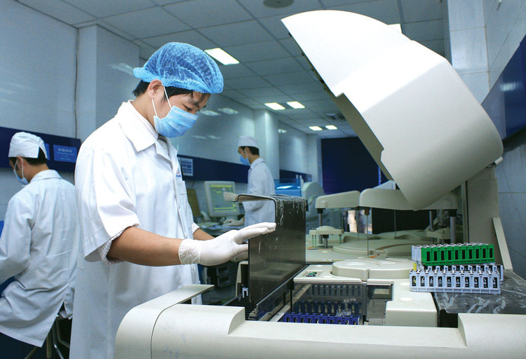 Ngành y đang đứng trước đòi hỏi phải chấn chỉnh hoạt động thuê khoán trang thiết bị và đấu thầu cung ứng hoá chất, vật tư tại các bệnh viện. Ảnh: Lê Tiên