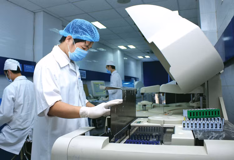 Ngành y đang đứng trước đòi hỏi phải chấn chỉnh hoạt động thuê khoán trang thiết bị và đấu thầu cung ứng hoá chất, vật tư tại các bệnh viện. Ảnh: Lê Tiên