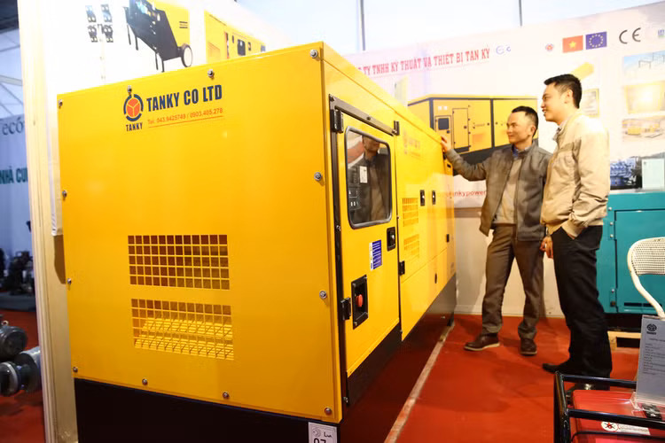 Nhiều sản phẩm trong nước sản xuất được như thang máy, máy phát điện… không có cơ hội tham gia vào các dự án sử dụng ngân sách nhà nước. Ảnh: Công Thu