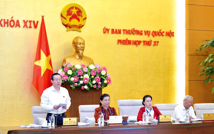 Phó Chủ tịch Quốc hội Phùng Quốc Hiển đề nghị Chính phủ cân nhắc việc sửa đổi, bổ sung một số điều hay sửa đổi toàn bộ Luật Xây dựng. Ảnh: Quang Khánh