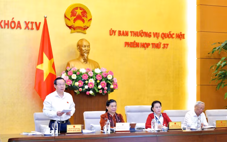 Phó Chủ tịch Quốc hội Phùng Quốc Hiển đề nghị Chính phủ cân nhắc việc sửa đổi, bổ sung một số điều hay sửa đổi toàn bộ Luật Xây dựng. Ảnh: Quang Khánh