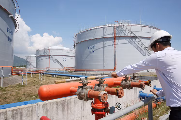 Trong 5 tháng đầu năm 2018, giá trị nhập khẩu xăng dầu tăng 38,6% so với cùng kỳ năm trước. Ảnh: Tiên Giang