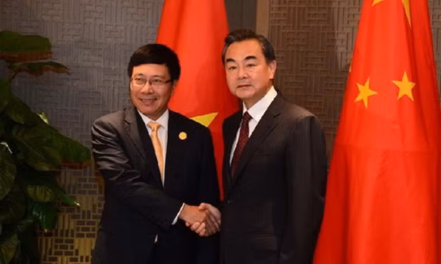 Phó thủ tướng, Bộ trưởng Ngoại giao Phạm Bình Minh (trái) và ông Vương Nghị, Bộ trưởng Ngoại giao Trung Quốc. Ảnh: fmprc.gov.cn.