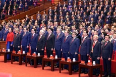 Các đồng chí lãnh đạo, nguyên lãnh đạo Đảng và Nhà nước thực hiện nghi thức chào cờ tại phiên khai mạc - Ảnh: TTXVN