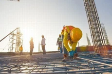 Thông tư 79/2025/TT-BTC quy định theo hướng chỉ yêu cầu đánh giá về nhân sự chủ chốt và thiết bị thi công chủ yếu (gói thầu xây lắp) đối với nhà thầu xếp hạng thứ nhất, nhằm đẩy nhanh quy trình, thủ tục và rút ngắn thời gian đấu thầu. Ảnh minh họa: Internet