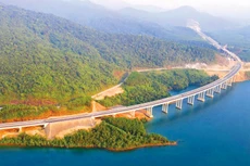 Cùng với thể chế và chuyển đổi số, nguồn nhân lực, đầu tư phát triển hạ tầng tiếp tục được xác định là một trong những trụ cột để thúc đẩy tăng trưởng, tạo xung lực mới cho nền kinh tế. Ảnh: Lê Chiến Khôi