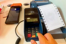Việc áp dụng hóa đơn điện tử từ máy tính tiền giúp hộ kinh doanh quản lý hoạt động minh bạch hơn, theo dõi được dòng tiền. Ảnh: Nhã Chi