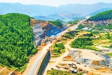 Các nhà thầu trên công trường cao tốc Bắc - Nam tất bật tái khởi động các mũi thi công sau mưa lũ. Ảnh minh họa: CTV