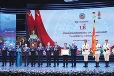 Thay mặt Đảng, Nhà nước, Tổng Bí thư Tô Lâm trao tặng Huân chương Độc lập hạng Nhất cho Bộ Tài chính. Ảnh: Hà Thanh