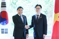 Bộ trưởng Nguyễn Văn Thắng chúc mừng ông Kim Jung Kwan, được bổ nhiệm làm Bộ trưởng Bộ Thương mại, Công nghiệp và Năng lượng Hàn Quốc