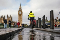 Kinh tế Anh tăng trưởng mong manh trước thềm công bố ngân sách mới