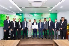 Ông Đoàn Trọng Thắng - Phó Tổng Giám đốc Điều hành - Trưởng Ban chỉ đạo ISO nhận 2 chứng nhận IS0 9001: 2015 & ISO 27001:2022 từ G-CERTI