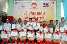 Ông Bùi Quốc Hoan - Phó Tổng giám đốc EVNSPC và ông Nguyễn Hồng Hà - Phó Trưởng Ban Tuyên giáo và Dân vận Thành ủy Cần Thơ trao quyết định tặng nhà và quà của EVNSPC cho các hộ dân trên địa bàn xã Đông Thuận, TP Cần Thơ