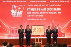 Trưởng Ban Tuyên giáo và Dân vận Trung ương Nguyễn Trọng Nghĩa, Phó Chủ tịch Quốc hội Nguyễn Khắc Định, Bộ trưởng Bộ Khoa học và Công nghệ Nguyễn Mạnh Hùng cùng Thứ trưởng Thường trực Bộ Văn hoá, Thể thao và Du lịch Lê Hải Bình công bố phát hành bộ tem kỷ niệm 80 năm Quốc khánh - Ảnh: VGP/NN