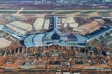 Giữa đại công trường nắng gió, hình hài đóa sen cách điệu, biểu tượng của nhà ga hành khách sân bay Long Thành đang dần hoàn thiện. Ảnh: Phục Hưng Holdings