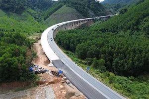 Cao tốc La Sơn - Hòa Liên được mở rộng lên 4 làn xe hoàn chỉnh có dải phân cách cứng ở giữa. Ảnh Thanh Đức