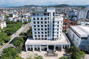 Dự án Nhà khách Tỉnh uỷ (nay là Thành uỷ) Huế tại số 22 đường Tố Hữu hiện đang dừng thi công do năng lực Liên danh nhà thầu yếu và đang được Thanh tra thành phố Huế đề nghị chuyển vai trò chủ đầu tư. Ảnh Nhật Linh
