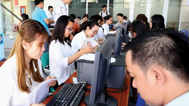 Các đơn vị ngành thuế cần đẩy mạnh hỗ trợ hộ kinh doanh thực hiện chuyển đổi phương thức quản lý thuế. Ảnh: Song Lê