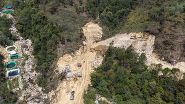 Số lượng lớn nhân lực và máy móc, thiết bị đã được huy động tới công trường nhưng vẫn đang phải "nằm chờ" mặt bằng. Ảnh: ĐC